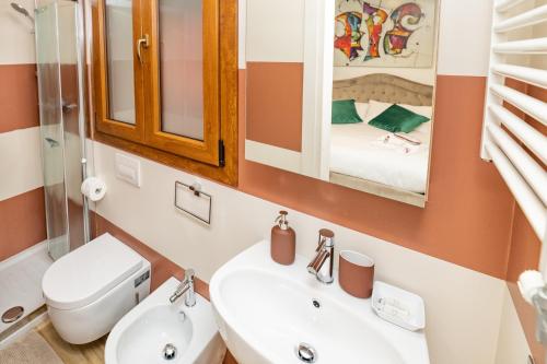a bathroom with a sink and a toilet and a mirror at Isa Sweet Home in Venice
