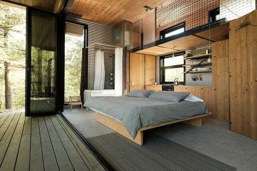 una camera con letto su una terrazza in legno di Cabin Zoobox 80 a Eastman