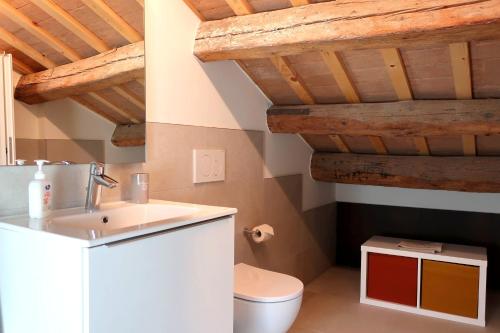 uma casa de banho com um lavatório e um WC num edifício em Iris House em Chioggia
