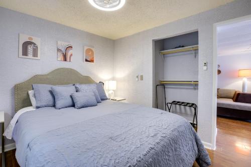 um quarto com uma cama grande e almofadas azuis em Cozy Las Vegas Casita about 3 Mi to Vegas Strip! em Las Vegas
