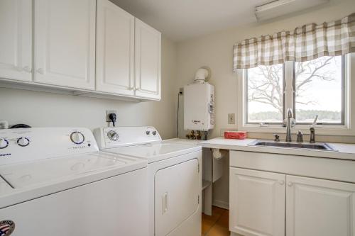 Η κουζίνα ή μικρή κουζίνα στο Waterfront Marion Station Retreat with Private Dock!