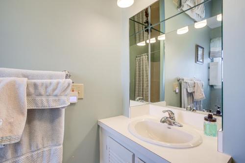 Ένα μπάνιο στο Waterfront Marion Station Retreat with Private Dock!