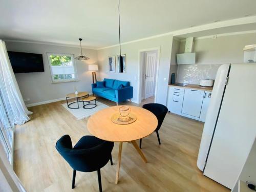 cocina y sala de estar con mesa y sillas en Ferienwohnung Watten im idyllischen Pruchten en Pruchten