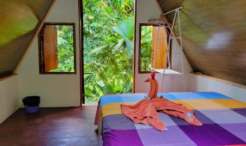 Llit o llits en una habitació de Chalets Silencio del Bosque