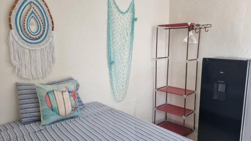 1 dormitorio con cama con almohada y estante en On The Beach - Seaside Sunset Haven en Cancún