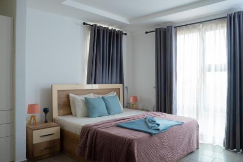 a bedroom with a bed with a blue towel on it at Luxurious 2 Bedroom The Edge Labone in Accra