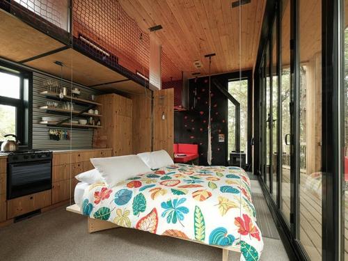 ein Schlafzimmer mit einem großen Bett in einem Haus in der Unterkunft Cabin Zoobox 84 in Eastman