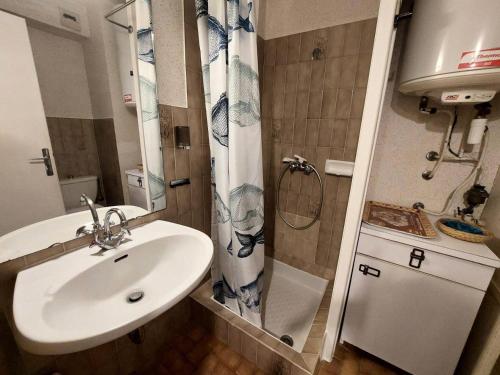 une petite salle de bain avec un lavabo et une douche dans l'établissement Résidence Le Chateau Durieux 4 - Très belle vue dégagée pour ce studio bien placé ! MAE-4471, à Aix-les-Bains