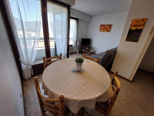 un salon avec une table et un canapé dans l'établissement Résidence Le Chateau Durieux 4 - Très belle vue dégagée pour ce studio bien placé ! MAE-4471, à Aix-les-Bains