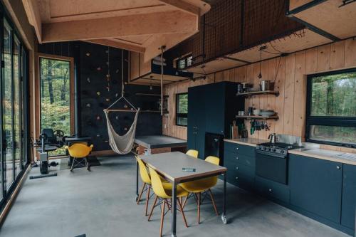 eine Küche mit einem Tisch und gelben Stühlen in der Unterkunft Cabin Zoobox 88 in Eastman