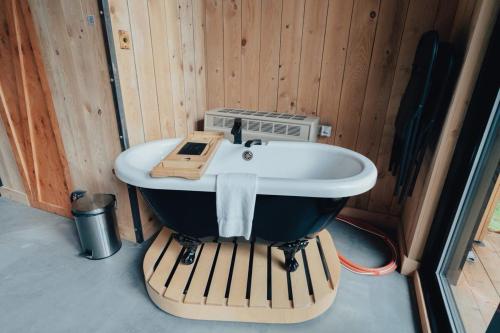 eine Badewanne in einem Zimmer mit in der Unterkunft Cabin Zoobox 88 in Eastman