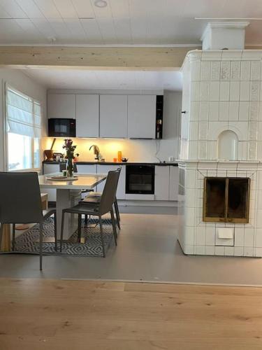una cocina grande con mesa y sillas. en Beautiful house in peaceful area, en Vantaa