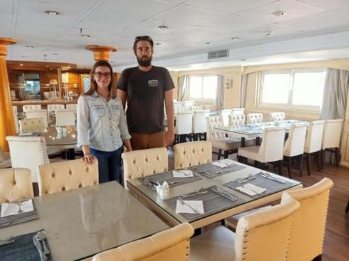 un hombre y una mujer de pie en un comedor en 2 nights cruise aswan to luxor, en Asuán