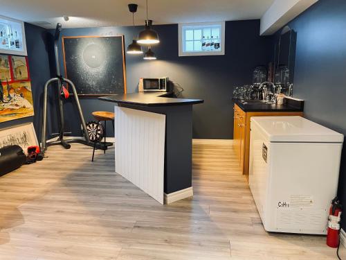 a bar in a room with a counter top at Golf Viwe house in Ottawa