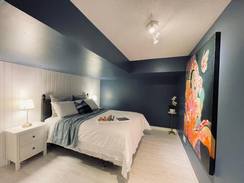 ein Schlafzimmer mit einem großen Bett mit blauen Wänden in der Unterkunft Golf Viwe house in Ottawa