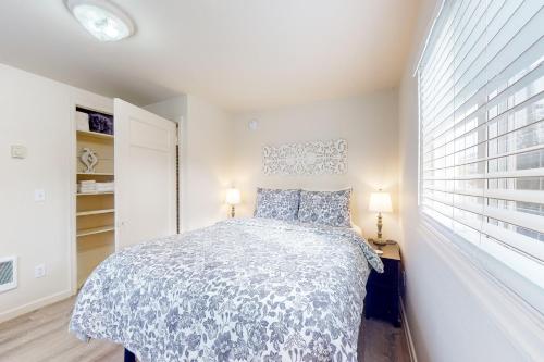- une chambre blanche avec un lit et une fenêtre dans l'établissement Coastal Happiness, à Waldport
