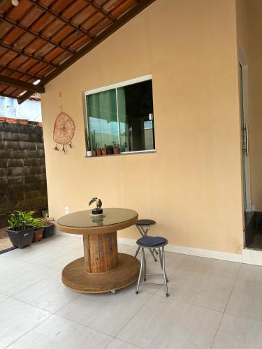 einen Tisch und zwei Stühle in einem Zimmer in der Unterkunft Flat próx. Rodov. e Aeroporto in Palmas