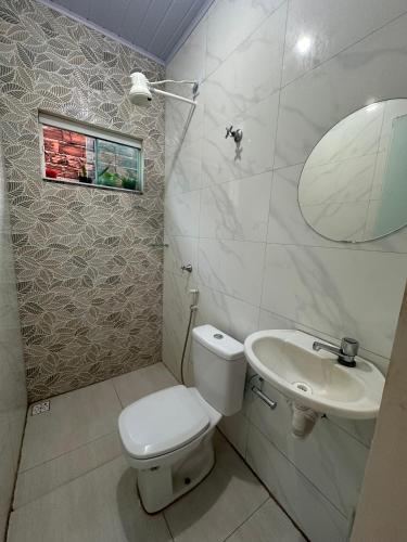 uma casa de banho com um WC e um lavatório em Flat próx. Rodov. e Aeroporto em Palmas