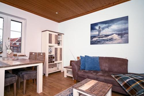 un soggiorno con un divano e un tavolo di Ferienwohnung Veras Kate a Greetsiel