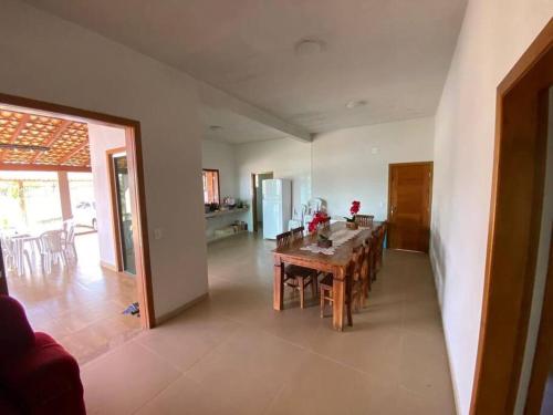 eine Küche und ein Esszimmer mit Tisch und Stühlen in der Unterkunft Rancho em Capitólio-MG in Capitólio