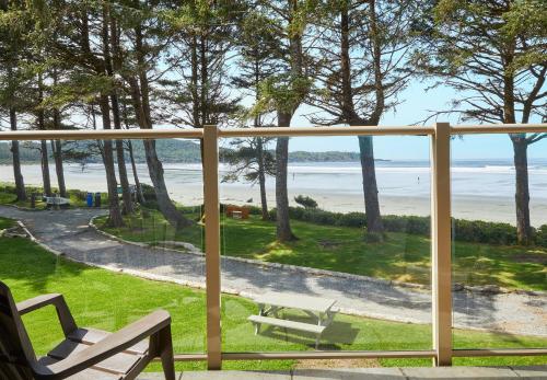 Cette chambre offre une vue sur la plage depuis sa terrasse couverte. dans l'établissement Pacific Sands Beach Resort, à Tofino