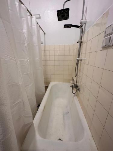 - une salle de bains sale pourvue d'une baignoire et d'une douche dans l'établissement Perfect room in Downtown, au Caire
