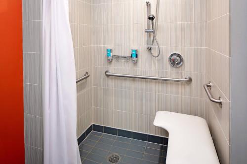 y baño con ducha y cortina de ducha. en aloft Green Bay, en Green Bay