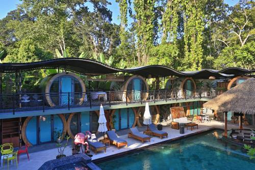 ein Hotel mit einem Pool und einem Resort in der Unterkunft Saranda Boutique Hotel in Puerto Viejo