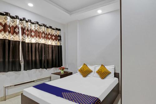 Zimmer mit 2 Betten und einem Fenster in der Unterkunft OYO Zois Nest in Kammasandra