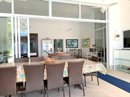 a dining room with a table and chairs at Pousada Village Cozumel in Guarujá
