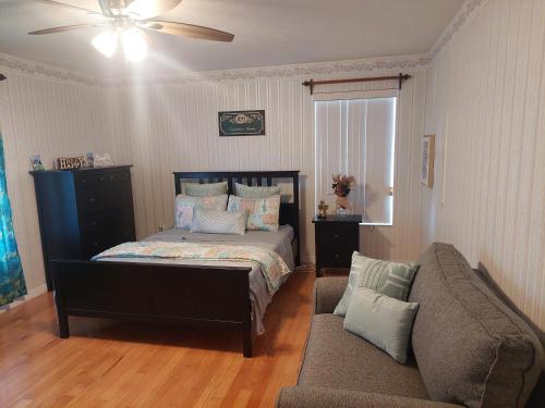 Tempat tidur dalam kamar di Jade Jewel - Well-Appointed Tampa Home 4 Mi to USF Campus and Busch Gardens