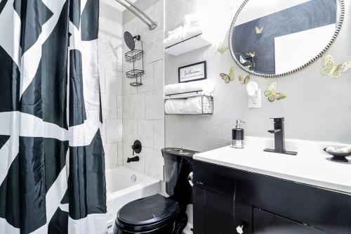 ein Badezimmer mit einem Waschbecken, einem WC und einem Spiegel in der Unterkunft Cozy Apartment Stay (DS) in Norfolk