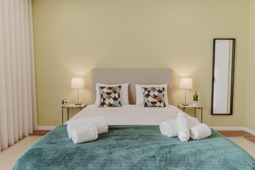 - une chambre avec un grand lit et 2 oreillers dans l'établissement Primeiro Quartel Apartments - 2, à Peso da Régua