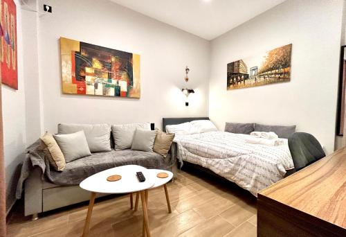 Elegant & Stylish 2nd Floor Flat - 3' from Metro