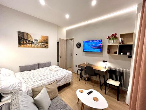 Elegant & Stylish 2nd Floor Flat - 3' from Metro