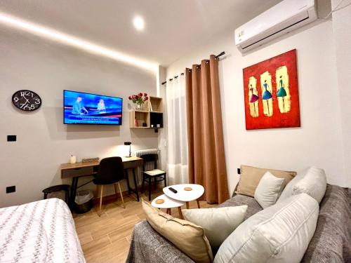 Elegant & Stylish 2nd Floor Flat - 3' from Metro