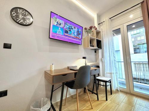 Elegant & Stylish 2nd Floor Flat - 3' from Metro