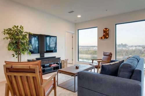 a living room with a couch and a tv at River View, Central, Elevator, Private Parking in Nashville