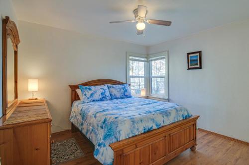 um quarto com uma cama e uma ventoinha de tecto em Peaceful Klamath Falls Home with Large Fenced Yard! em Klamath Falls