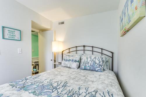 Ліжко або ліжка в номері Hilton Head Island Condo with Coligny Beach Access!