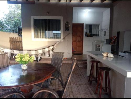kuchnia i jadalnia ze stołem i krzesłami w obiekcie Casa a 40 minuto da praia w mieście Rio de Janeiro