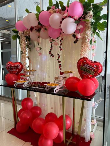 einen Tisch mit roten und rosa Ballons und Herzen in der Unterkunft Urban Oasis Condo Near Ayala Mall Centrio 2 in Cagayan de Oro