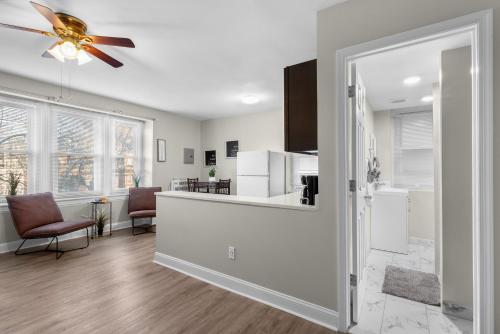 ein Wohnzimmer mit einem Deckenventilator und eine Küche in der Unterkunft A Cozy Perch With A City View in Philadelphia