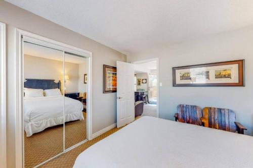 Habitación de hotel con cama y espejo en Steps to the Hill 1 Bedroom CraveTV Washer Dryer, en Blue Mountains