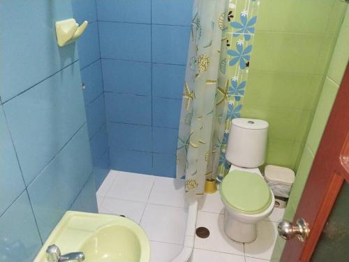 A bathroom at Hospedaje EDUCOL