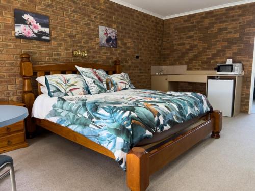 - une chambre avec un lit dans l'établissement Settlement Motor Inn, à Deniliquin