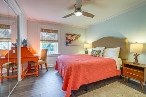 賴茨維爾比奇的住宿－Wrightsville Beach Home with Fenced Yard，一间卧室配有一张床、一张桌子和一张桌子
