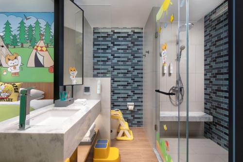 La salle de bains est pourvue d'un lavabo et d'une douche. dans l'établissement Fairfield by Marriott Bijie, à Bijie