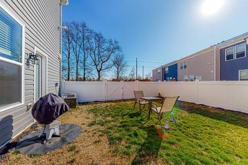 a backyard with a table and chairs and a fence at Eternal Sunshine in Dover
