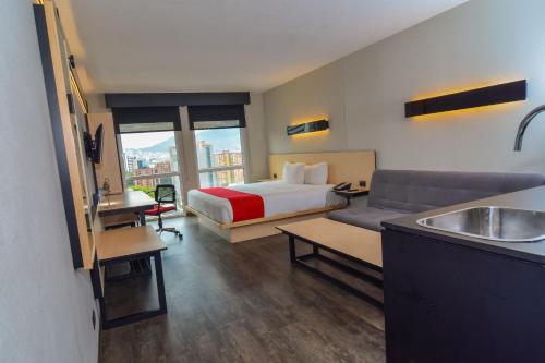 Habitación de hotel con cama y lavabo en City Express Plus by Marriott Medellín Colombia, en Medellín